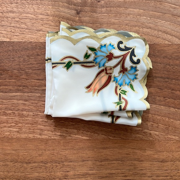 NWOT Scallop Border Tulip Pattern Hand Painted Napkins - Picture 2 of 7